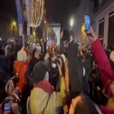 Францууд Марокког ялж, ДАШТ-ий финалд шалгарсан баяраа тэмдэглэж байна  Франция празднует победу над Марокко и выход в финал Чемпионата Мира: песни в метро, танцы на улицах