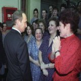 Исполняющий обязанности Президента РФ Владимир Владимирович Путин поздравляет женщин АО "Новая Ивановская мануфактура" с Международным женским днем 8 марта, 2000 год. Через 22 года он пошлет их сыновей на смерть в Украине