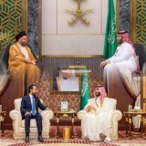 ابن سلمان الناصبي يتعمد اهانة اي شيعي باستقباله بدوة العباءة الرسمية كأنما مستقبل خادم بينما يستقبل السنة بزي رسمي ومحترم هي هم حيرة !  هل من واجب رئيس البرلمان مناقشة القضايا الداخلية للعراق مع قادة دول اخرى يزورها، وهل من واجب الزعامات العائلية الس