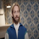 Вышел новый выпуск "вДудь", его герой &mdash; актер Александр Кузнецов  Он снимался в фильмах "Кислота", "Лето", "Сердце Пармы", "Фантастические твари: Тайны Дамблдора". Сейчас не в России