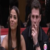 GRAVE: Ap&oacute;s o Gustavo Agroboy ser mandado ao pared&atilde;o pelo Big Fone, casal GusKey acusa Larissa de roubar telefone do Boninho e fraudarem o jogo, o casal promete acampar em frente ao confession&aacute;rio: "interven&ccedil;&atilde;o j&aa