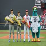 【公式YouTubeチャンネル】 本日の試合前、湯浅京己選手と中野拓夢選手に、広島カープさんからWBC優勝を記念した花束贈呈が行われました！広島の栗林選手にも金メダルが贈呈され、粋な演出に場内が大きな拍手で包まれました！ #侍ジャパン #WBC #世界一