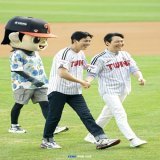 사장님 월잴 투샷이요!!!!  　　　　　  ./￣)\u2312) 　　　　　./／~.／ 　　　　.／ .／( 　　　／／\u2312).\u2312ヽ 　　/　　 .ノ (＿／) 　./　　／　 .(＿／ ／　　　＿／￣ 　　　／ 　　／  #이정재 #정우성 #LEEJUNGJAE #JUNGWOOSUNGShow more