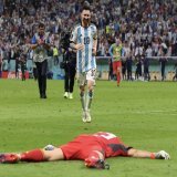 オランダ-アルゼンチンPK勝利後すぐ  「キャリア最後のW杯の終わり」を先に伸ばしてくれたマルティネスのところへ駆け寄るメッシ