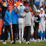 After an initial X-ray and MRI came back negative, #Chargers WR Mike Williams underwent further testing that revealed a fracture in his back that likely will sideline him a couple of weeks, per sources. Big loss for L.A. entering Saturday&rsquo;s pla