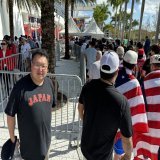 WBCの決勝、日本対アメリカ戦が行われるマイアミ・ローンデポパークに到着しました！現地時間16時の開門前に多くの日本人、アメリカ人のファンが集まってます。出足は昨日の準決勝と比べても圧倒的に早く、既にグッズショップは長い行列になってます。盛り上がってます！