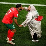 Sofiane Boufal, jogador do Marrocos, comemora com sua m&atilde;e a semifinal do pa&iacute;s na #FIFAWorldCup&nbsp;