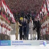 HIST&Oacute;RICO! Lula, Janja e a cadelinha Resist&ecirc;ncia subindo a rampa do Pal&aacute;cio do Planalto junto a um grupo de pessoas ind&iacute;genas, PCD&rsquo;s, negros, mulheres e crian&ccedil;as.