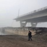 Антоновский мост  взорван . Сколько своих  солдат они оставили  там ?
