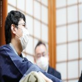 [第35期竜王戦七番勝負第5局 藤井聡太竜王－広瀬章人八段] 第5局は広瀬八段が藤井竜王に勝ち、シリーズ2勝3敗に。 第6局は、12月2、3日の両日に鹿児島県指宿市・「#指宿白水館」で行われます（若杉）  \u25bd写真で観る竜王戦第５局２日目   #藤井聡太 #広瀬章人 #竜王戦