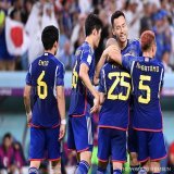 日本対クロアチア、前半、#前田 選手が #先制ゴール を決めました！写真はゴールを決めた前田選手と抱き合って喜ぶ吉田選手たち（飯島啓太撮影）#先制点 #soccer