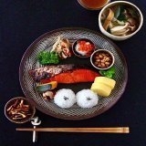 おはようございます。 今日の朝ごはん。 むすこがごはんと鮭と出汁巻を御所望。 寝落ちしたものの明け方に起きられたので、紅白なます、栗の甘露煮から栗きんとん、黒豆、善哉、ついでにとら豆炊いて。 きんとんの副産物、さつまいもの皮の胡麻塩バターが大好評。 #朝ごはん #ワンプレートごはん