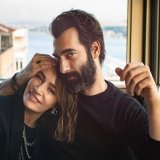 ايلكر كاليلي والمغنية سيلا يتكفلان بمصاريف تعليم 3 أطفال ممن تضرروا من الزلزال #ilkerkaleli #sila
