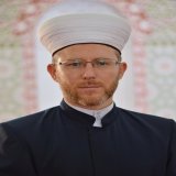 Муфтий Украины Саид Исмагилов (родом с Донецка), ушедший добровольцем на фронт, читает Коран на фоне разрушенной мечети в Бахмуте.  #Саид_Исмагилов #Донецк #Бахмут