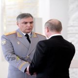 В сети появилось видео, на котором заместитель главнокомандующего Сухопутными войсками ВС РФ генерал Александр Матовников голым танцует в сауне. Судя по всему, видео сняла одна из проституток, с которыми отдыхал &laquo;герой России&raquo;.