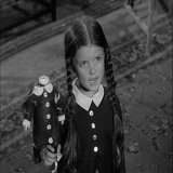 Умерла актриса, сыгравшая роль Уэнсдэй Аддамс в оригинальном сериале 1960-х годов.  64-летняя Лиза Лоринг скончалась от инсульта в окружении близких, сообщила Variety её дочь.  Лоринг начала сниматься в трёхлетнем возрасте. Среди прочего она исполнил