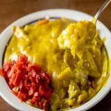 【バスセンターのカレー／新潟市】  時々無性に食べたくなるやつ  ＼説明しよう！／ バスセンターのカレーとは、バスセンターにある立ち食いそば屋の昔ながらの黄色いカレー。こう見えて味は結構スパイシー。鍋を持参するとルーをテイクアウトできる。    #カレーの日 #新潟