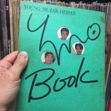 R.I.P. 高橋幸宏さん。個人的にはちょっと意表をつかれた訃報。そして思ってた以上にショックな気持ち。 YMOはすごく好きだった。ELP、ELO、BBA、CSN、PFM、GFR、XTC、TMN、CCB etc より断然YMO。今すぐ取り出せたアイテムがこの本。開いたのは10年以上ぶり。今はちょっと読み返す気分にならないかな。