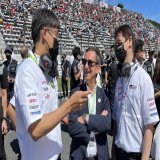 ル・マン24時間を主催するフィヨン会長が、トヨタの水素カローラクロスを富士で試乗 2024以降のル・マンで水素自動車の参戦を検討 - Car Watch  @car_watchより