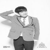 TW: Morte.   Lee Jihan, ator e ex-participante do &lsquo;Produce 101&rsquo;, infelizmente faleceu na trag&eacute;dia de Itaewon, aos 25 anos de idade.   N&oacute;s desejamos que o cora&ccedil;&atilde;o da fam&iacute;lia e conhecidos possa ser reconfo