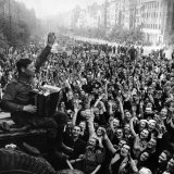 Советский солдат с гармонью и ликующие жители Праги, 9 мая 1945 год.  #ДеньПобеды #9мая