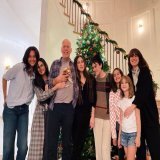 Деми Мур и Эмма Хемминг, прошлая и нынешняя жёны Брюса Уиллиса, устроили совместное Рождество, чтобы поддержать актёра. У Брюса деменция, болезнь прогрессирует: он почти не разговаривает и редко узнаёт даже близких.