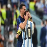 "No jugamos con uno menos cuando no tenemos la pelota. Jugamos con 11. Leo se sinti&oacute; un poco tocado (por los dichos de Van Gaal) y demostr&oacute; que es el mejor de todos los tiempos. Estamos contentos de tenerlo".  Firma: Lionel Scaloni.