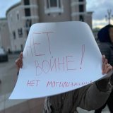 В Улан-Удэ несколько десятков человек вышло на акцию против войны и мобилизации. Полиция призывает собравшихся разойтись.   Присылайте фотографии и видеоролики акций в нашего бота: