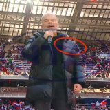 Путриот Газманов заклеил название пуховика на &laquo;путинге&raquo;, чтобы спеть про &laquo;господ офицеров&raquo;. Но пуховик опознали: Prada из недружественной Италии, 340 000 рублей