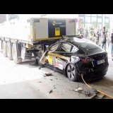 TESLA VS CAMION - Crash Test
