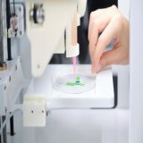 3D-printet biologi skal bek&aelig;mpe overgangsalderen: PODCAST: En 3D-printet 'tepose' med hormonproducerende v&aelig;v indeni kan m&aring;ske g&oslash;re svedeture, hum&oslash;rsvingninger og mere alvorlige bivirkninger ved overgangsalderen til for