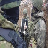 Воины-десантники, находящиеся на передовой в зоне СВО, слушают &laquo;От героев былых времён&hellip;&raquo; в исполнении баяниста, отдавая дань памяти всем поколениям защитников Родины в День Героев Отечества.
