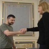 "Взгляд Кубрика" &mdash; один из самых узнаваемых режиссёрских трюков Стэнли Кубрика. Это метод постановки кадра, в котором персонаж смотрит на камеру с наклонённой головой вперёд, чтобы намекнуть зрителям, что тот же персонаж находится на пике психи