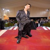 NO PUEDE SER QUIEN ES EL?! Wow que guapo es  #NocheCero