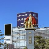 ぎふ信長まつり 黄金の織田信長公像はJR岐阜駅の北口駅前広場にたつマントを羽織った金ピカの織田信長公像 だんだん大きく人達満員 満員御礼となっております #ぎふ信長まつり