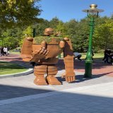 ジブリパーク内覧会で、動くロボット兵がいてみんな行列作って写真撮ってたのよ。中に人が入ってたんだけど、これが実は公式ではなくて素人が勝手にコスプレ作って持ち込んで立ってたらしい！マジか！凄すぎるわ！　#ジブリパーク #ロボット兵