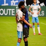 大勢決した流れの中、プレーが切れる傍らで二人の笑顔。  共に濃い時間を過ごした二人だからこその絆 みたいなものを垣間見た。  #ガンバ大阪   #パトリック #ジュビロ磐田   #遠藤保仁  #Jリーグ #J撮り