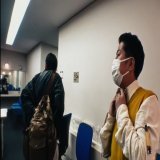 腕が短いから袖を引っ張ってるのがバレました。  "M-1グランプリ2022&times;ウルフルズ「暴れだす V」" を YouTube で見る
