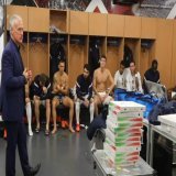 - Jules, tu vas sortir. Benjamin... - Oui coach ? - Tu peux prendre ta douche aussi. On va rester &agrave; 10 c'est mieux. #FRAPOL