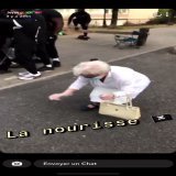 Pepe qui c&eacute;l&egrave;bre avec ses co&eacute;quipiers : #PORSUI