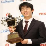 本日2月17日は中学生プロ棋士の藤井聡太五段（当時）が朝日杯将棋オープン戦で初優勝した日 準決勝で羽生善治竜王（当時）との公式戦初対局に勝利 15歳6か月の史上最年少で「一般棋戦優勝」「全棋士参加棋戦優勝」「六段昇段」記録づくめ わずか16日でのスピード昇段