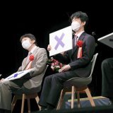 ＞タイトル戦続きの日々を「本当のこと言うと、そんな大変じゃないんじゃないですか」と問われたが、苦笑いしつつ「初めてタイトル戦に出た２０年は月に１０局くらい指してきつかったので、（今は）このくらいなら大丈夫かなという気分になっています」