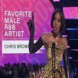 WATCH: Kelly Rowland checks crowd after they boo Chris Brown for winning Favorite Male R&amp;B Artist of the #AMAs