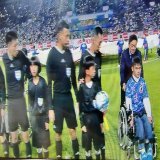 サッカー、コロンビア戦。 入場シーンで、今まで子どもたちを映すことはあっても、車椅子の同行者を映すことは少なかった。はっきりと放映されたのは、珍しい。