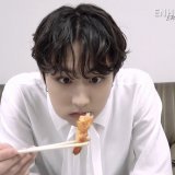 jungwon and his shrimp staring contest