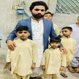 These kids lost their father today during assassination attack on #ImranKhan. The man in blue shalwar kameez was their father who came to the protest with his children - he was martyred while stopping the attacker #imrankhanPTI #ریڈ_لائن_کراس_ہوگئی #