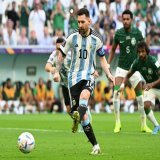 サッカー・ワールドカップのアルゼンチン対サウジアラビア戦は1-0で前半を終えました。FWメッシがPKを落ち着いて決めて先制！貫禄を見せました。 \u25bd「最後のＷ杯」メッシ写真特集はこちら  #Qatar2022 #FIFAWorldCup  #FIFAワールドカップ  #FIFAワールドカップ2022 #メッシ