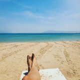 Yesterday, I got the chance to chill by the beach as an adult person without my kids.. As much as I enjoy spending every minute with them, I reached a point where I needed to be alone for a couple of hours.It's hard to live with "mom guilt", so this 