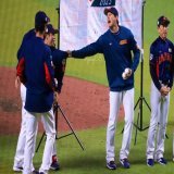 ちょ 大谷君引っ張りすぎだし顔 パーカー伸びちゃう  行かないでーーー的な？  みんな楽しそう  #大谷翔平 #近藤健介 #ダルビッシュ有 #栗山英樹