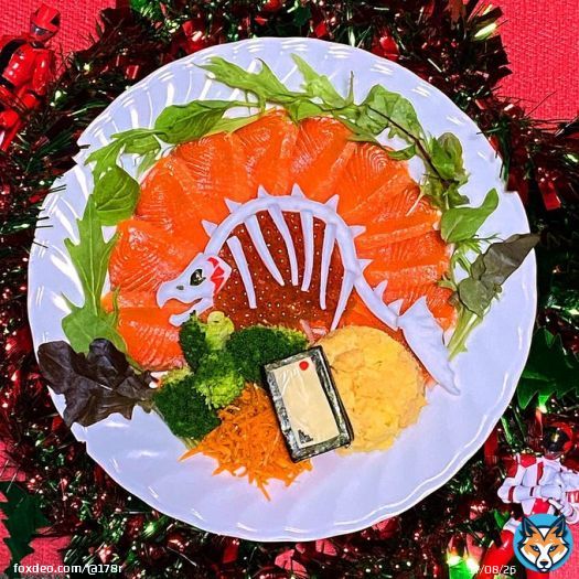 #キャラフード #快盗戦隊ルパンレンジャーVS警察戦隊パトレンジャー  #クリスマスにはシャケを食え 今年も #シャケハラスメント です。 リースサラダ風に盛り付けてみました。  #ルパパト #スーパー戦隊 #メリクリサーモン #サモーンシャケキスタンチン #キャラ弁 #クリスマスメニュー